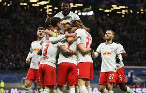 爱游戏体育-上海申花训练开放日，关键时刻豪取连胜引欢呼，德国杯在即，阵容厚度经受考验(上海申花今天新闻)