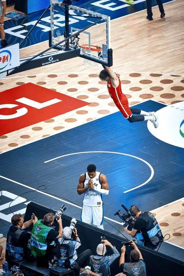 字母哥在中国队比赛中夺冠,出色防守引发热议!全场沸腾不已的简单介绍 字母哥在中国队比赛中夺冠,出色防守引发热议!全场沸腾不已的简单介绍