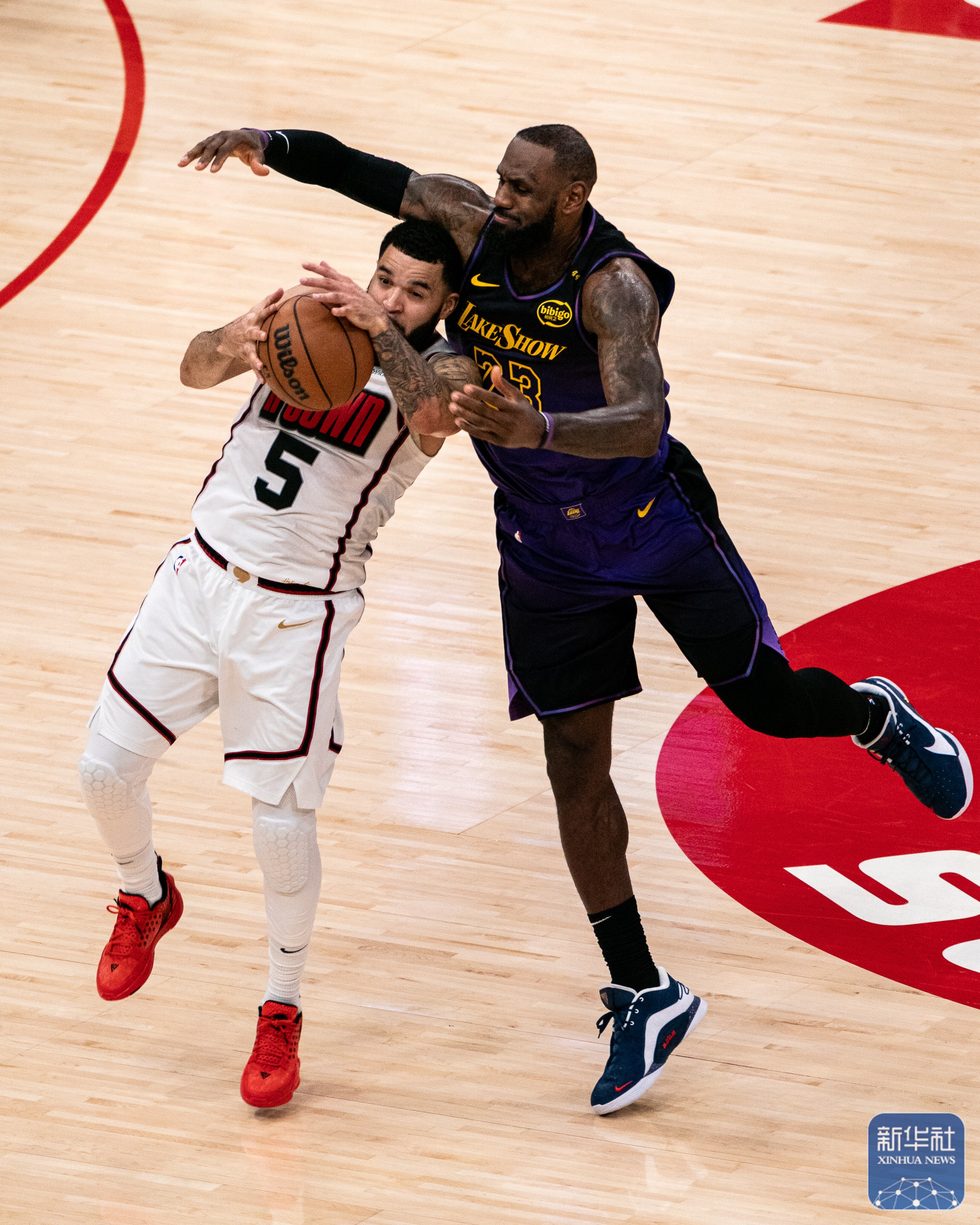 詹姆斯焦点对战,蒂姆与60激战尤文图斯分钟,爆冷胜负难料!观众掌声雷动(尤文图斯最新消息虎扑) 詹姆斯焦点对战,蒂姆与60激战尤文图斯分钟,爆冷胜负难料!观众掌声雷动(尤文图斯最新消息虎扑)