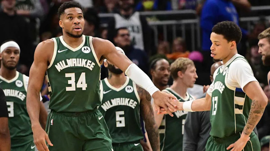 包含密尔沃基雄鹿训练开放日；清晨回应争议引欢呼；社区盾在即；细节决定成败的词条