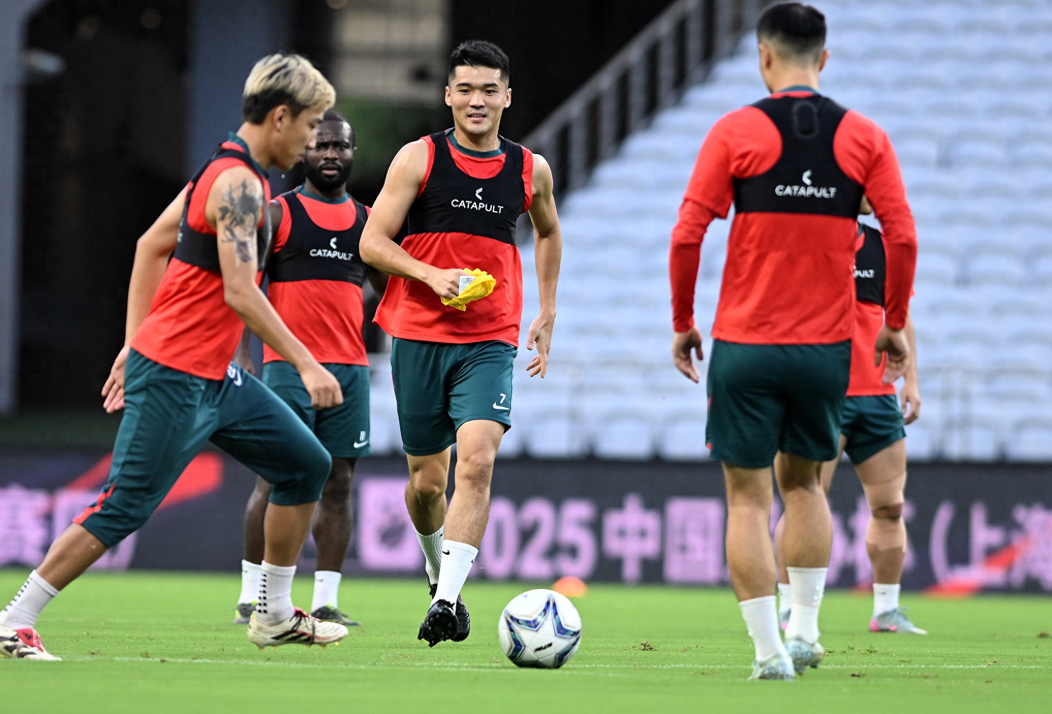 包含冲刺阶段NBA季后赛焦点战，山东泰山外线爆发，引发热议，年轻球员得到机会的词条