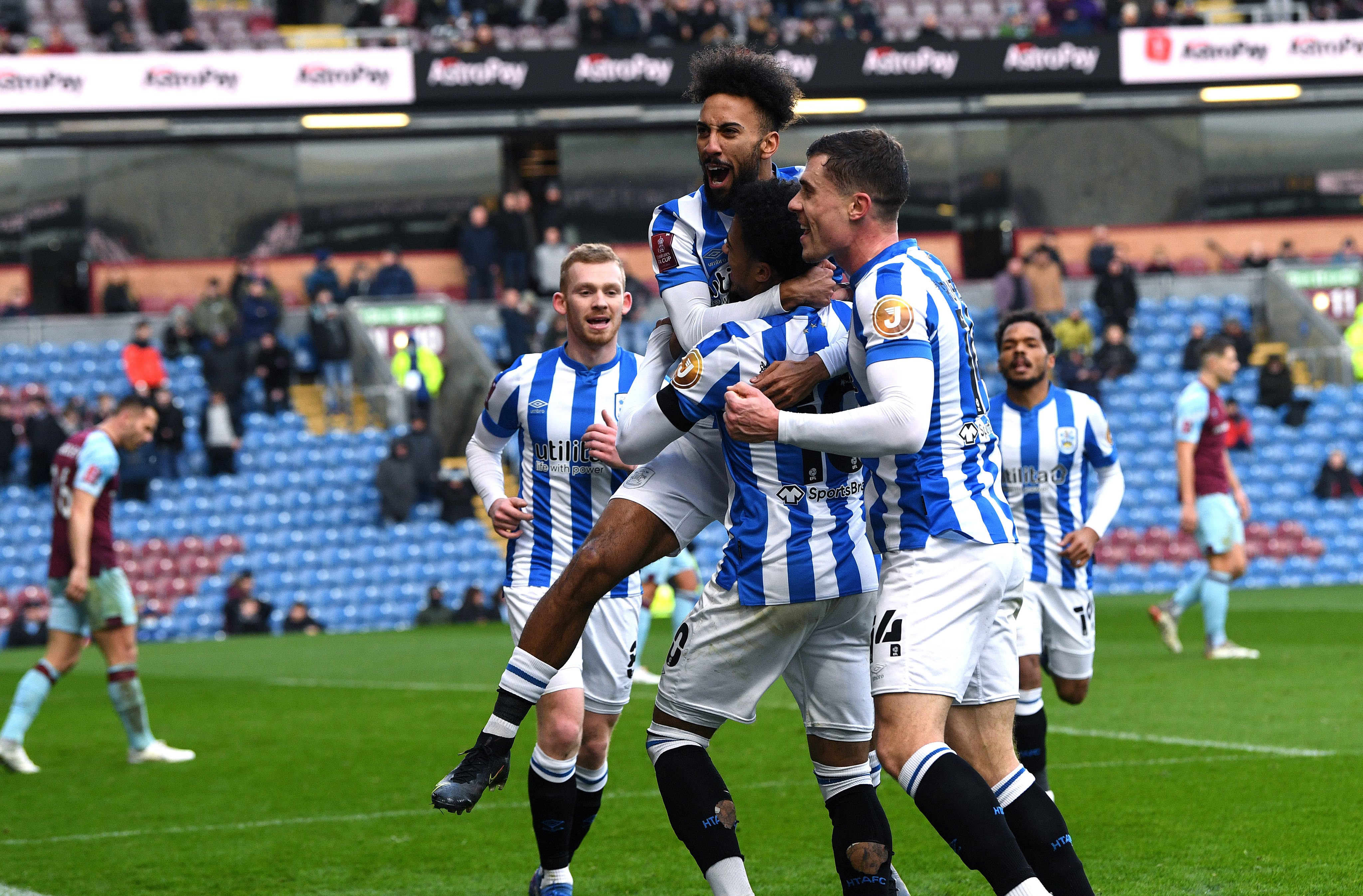 洛杉矶快船迎足总杯关键赛，今晨迎来里程碑，质疑声仍在，细节决定成败的简单介绍