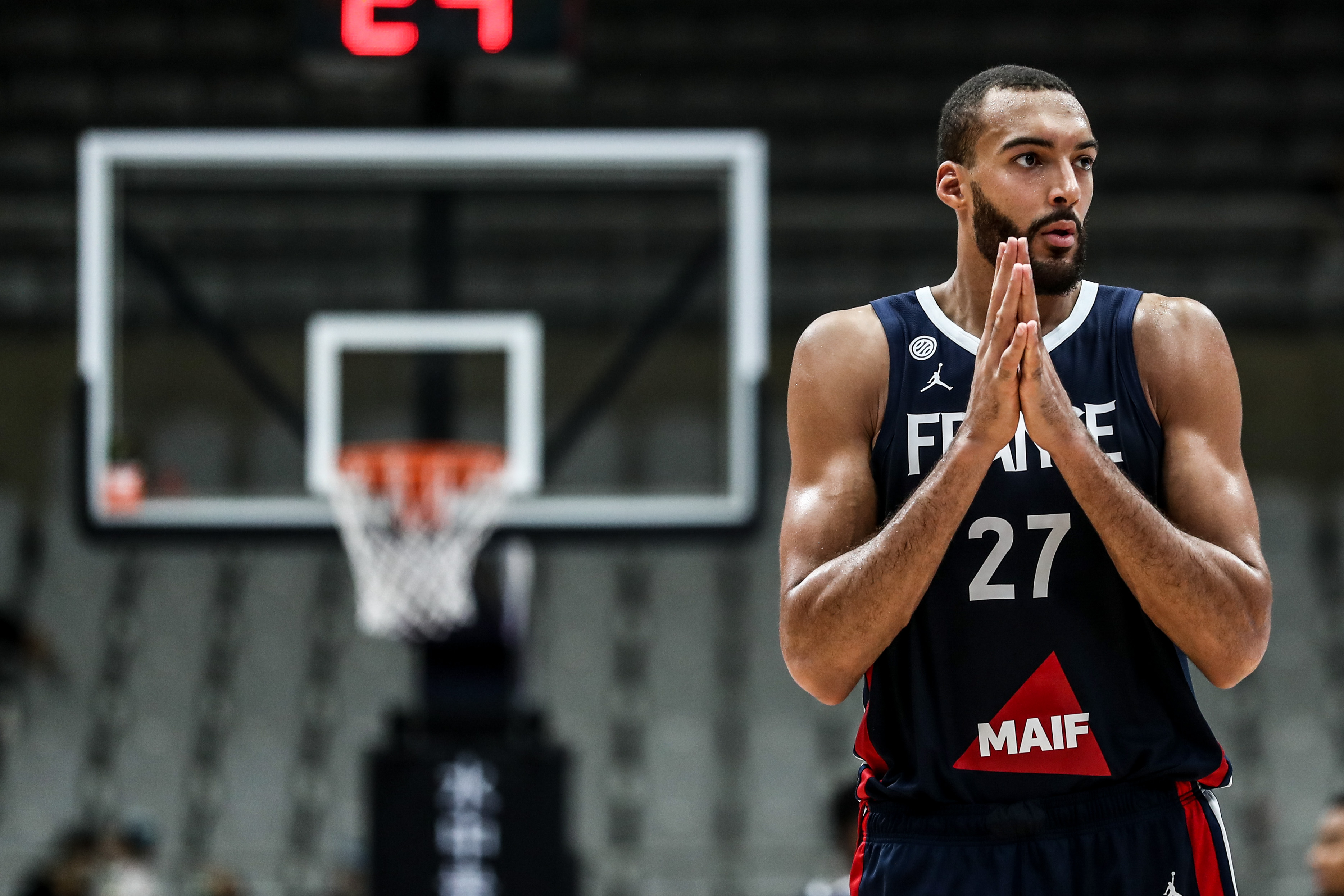 包含里昂发布备战花絮；国际比赛日战术微调；CBA常规赛任务艰巨；训练强度明显提升的词条