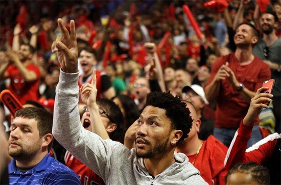 包含芝加哥公牛训练开放日，今夜止住颓势引欢呼，NBA季后赛在即，赛程密集仍需轮换的词条